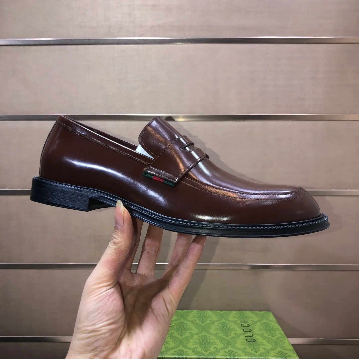 Factory batch 500💰Italy’s top luxury men’s shoe giant (GUCCI) (Gucci) (full cowhide lining) new arrival🍃Original European style🔰 Pleasant to the eye😍In order to make the shoes more durable and non-deformable🌀The production continues to follow traditional methods but there is still no lack of innovation💪The original sheepskin is selected for the leather♻️Smooth, natural and extra bright⭐Made of imported cowhide The rich man’s first choice 38-45 (45 customized)